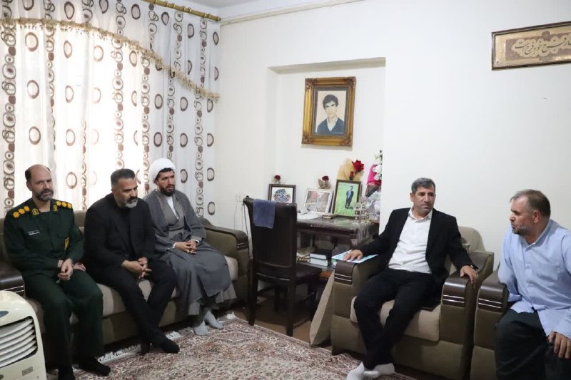 کانال خبری شیز/تکاب: 🔴 دیدار با خانواده شهدا در تکاب🔸️در ادامه برنامه میهمانی لالهها محمد نیکنام فرماندار ، حجت الاسلام مصطفی کوهی امام جمعه