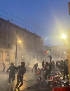 🇮🇹 The city of Bologna in Italy became a real war zone after a night riot of wild looters and radical leftists with Palestinian flags destroyed.