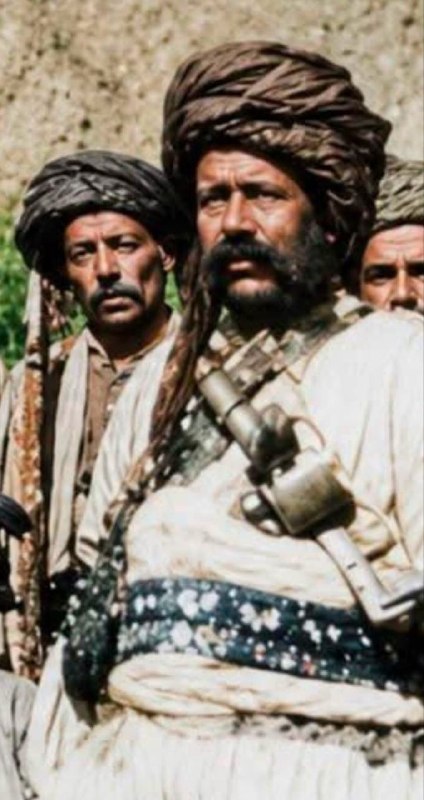 ناوەندی مێژووی کورد و کوردستان: وێنەیەکی مێژوویی #شێخ_مەحمودی_حەفیدو شەهیدی سەرکردەی شۆڕش #کەریم_بەگی_فەتاح بەگی #هەمەوەند وێنەکە لەسەردەمی خەبات و تێکۆ