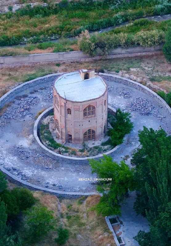 قوجامان تبریزیم: برج تاریخی خلعت پوشان چند سال پیش توسط میراث فرهنگی استان مرمت اولیه شد و بعدش مشخص شد که دور تا دورش استخر بوده و قرار 