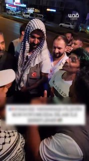 פעיל צרפתי מתאסלם וצופה בשאהדה במהלך השתתפותו ב"שיירת פלסטין", ובוחר לעצמו את השם "יוסף".