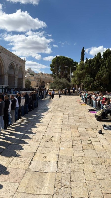 עריכת תפילות יום שישי במסגד אל-אקצא למרות מגבלות ישראל מחלקת ההקדשות האסלאמית של אלקודס הודיעה כי עשרות אלפ…