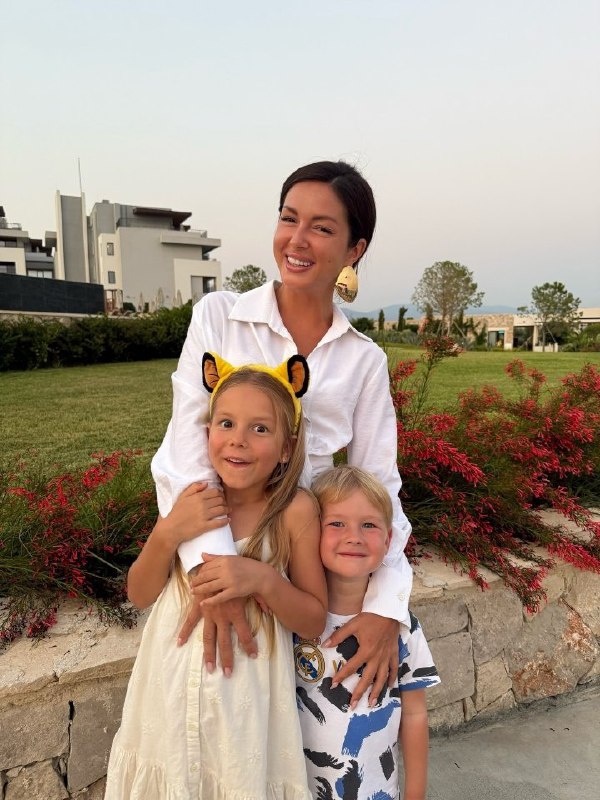 Снова вместе: Нюша и ее дети отдыхают в Турции