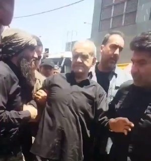 💢 מתקפה קרקעית של אנשי הגנה על פז'שקיאן בטקס הלוויה של גופת המנהיג שנהרג עם סיסמאות "מוות לפשרן" ו"מוות לב…