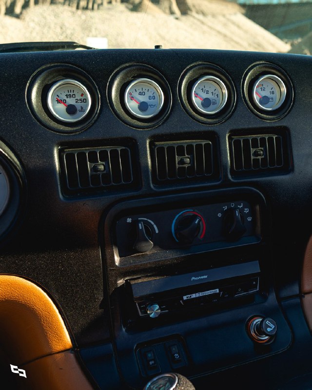 Dodge Viper RT/10 1994 года — это воплощение чистоты и аутентичности: 8-литровый атмосферный двигате 4