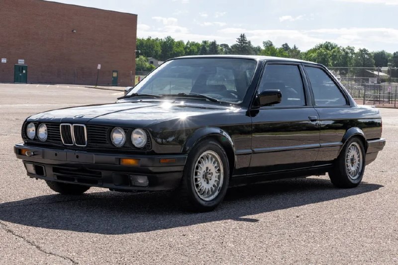 E30 живее всех живых: на Bring a Trailer выставили редкий 1990 BMW 325i Coupe с 