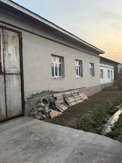 Бектемир тумани. Бинокор поворотидан 2км. кирганда. 2соток 3хона.