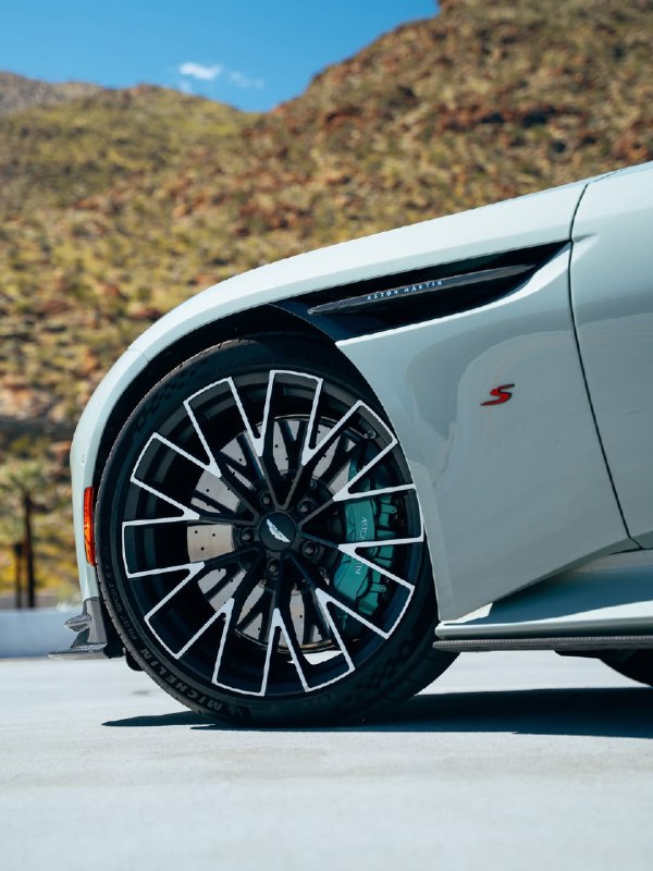 Aston Martin  DB12 S Volante 6