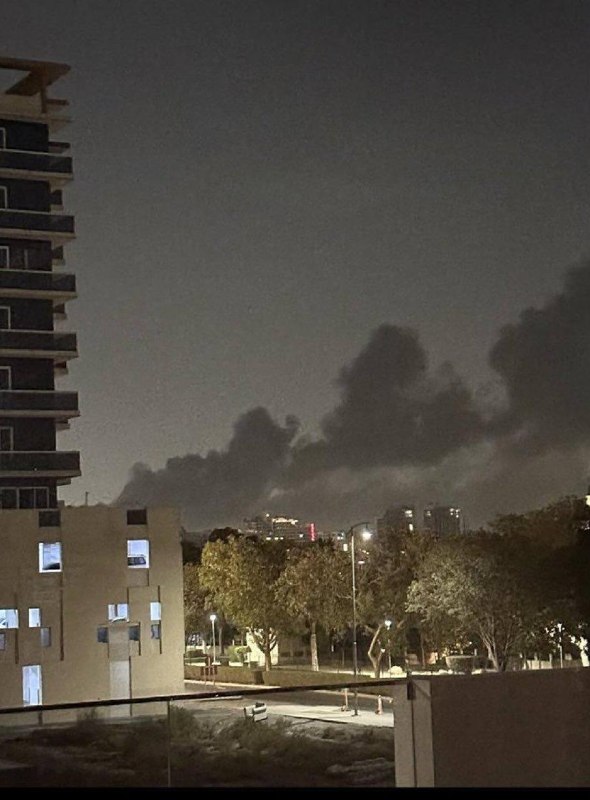 פיצוצים מרובים ועשן שחור סמיך פגעו בנמל ג'בל עלי בדובאי ובאזור התעשייה במהלך הלילה.