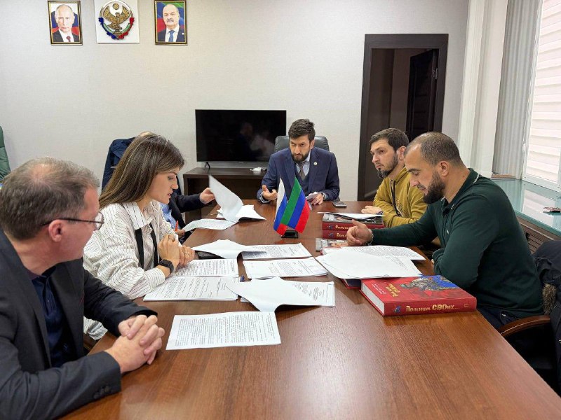 ✅ В Агентстве информации и печати Дагестана прошла рабочая встреча по разработке региональных мер поддержки журналистов, работающих в зоне специальной  фото