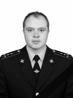 Погибший при стрельбе в Подмосковье полицейский — 35-летний капитан Павел Шевяков. В органах он служил с 2015 года.Правоохранители приехали в Паново после информации о группе наркосбытчиков. Когда сотрудники подошли к частному дому и представились, мужчина