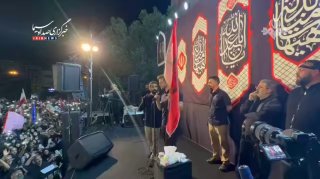 🎦 נוכחותו של ג'קסון הינקל, פעיל תקשורת אמריקאי, בכיכר המהפכה בטהרן וקורא את הסיסמה "מוות לאמריקה" ו"מוות ל…