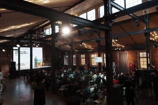 Московским курьерам провели дискуссию, где рассказали про курс о безопасности передвижения в городском пространстве, который учитывает особенности езды на велосипедах — как электро, так и обычных.Во время паблик-тока от "Яндекса" доставщикам напомнили про 