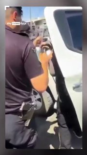 קבצן נוהג בריינג' רובר וסוחב אייפון זהב בגדה המערבית ב-Social Sky