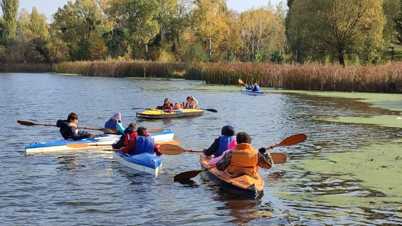 Юні вихованці гуртка веслування в Каневі здійснили останню цього року мандрівку озером.Після повернення вони привели плавзасоби до ладу та підготували їх до зимового зберігання.Подорожі організовував керівник гуртка Валентин Болдовський. До спільних
