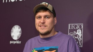 Минюст внес комика Александра Незлобина в реестр иноагентов.Также в реестр включены телеграм-каналы «Книгижарь» и «Быть Или», журналисты Алексей Мочалов, Константин Горожанко и Марина Базылюк (Соколовская).
