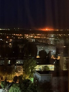 В Саратове при атаке дронов пострадали десять человек, в том числе трое детей, повреждена гражданская инфраструктура, сообщил губернатор.По данным Astra, беспилотники атаковали Саратовский НПЗ.