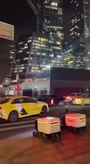В центре Москвы робот-доставщик заставил сдвинуться наглого водилу, который пере