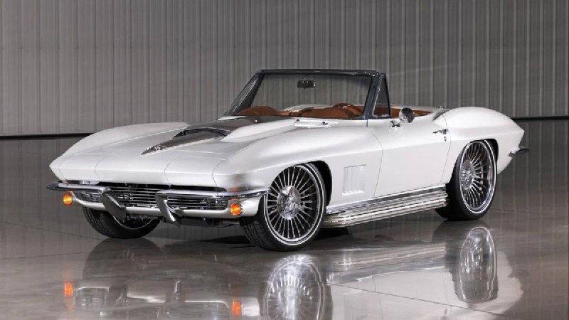 В США продают два рестомода Chevrolet Corvette 2