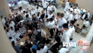 🇮🇱 אישום נגד הצעיר מבני ברק שהשליך מלחיות לעבר בנט תיעוד חדש. לפי כתב האישום שהגישה יחידת התביעות של מחוז ת״א, במהלך ביקורו של בנט במסעדה בעיר השליך הצעיר מלחיית זכוכית לעבר השולחן. היא פגעה בשתי נשים מצוותו; כלי זכוכית נוסף שהשליך נפל בסמוך לשולחן. התביעה מבקשת להותירו במעצר בית עד תום ההליכים.