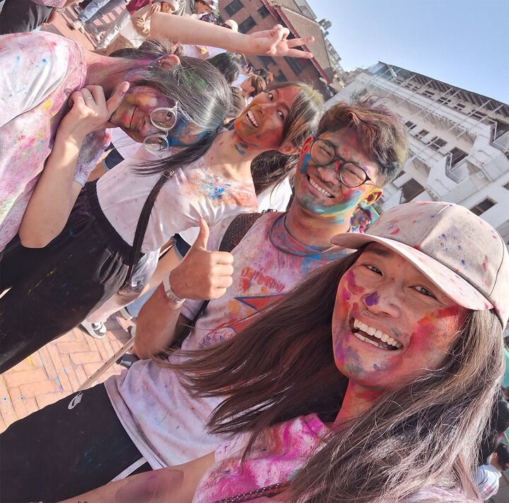 尼泊爾｜拄著拐杖衝進 Holi！台灣女孩勇闖尼泊爾最狂節日