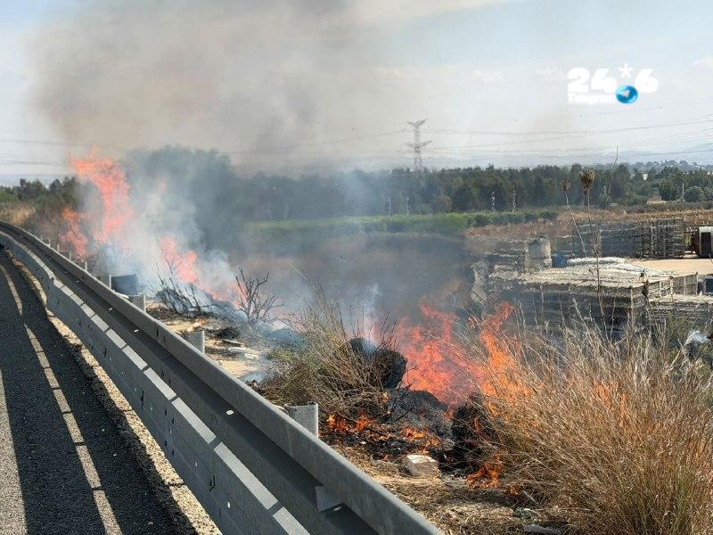 🇮🇱 A fire broke out in an open area on road number 9 between Baqa al-Gharbiyya and Hadhra. Due to the heavy smoke and flames, the highway was temporarily closed in both directions by police forces.