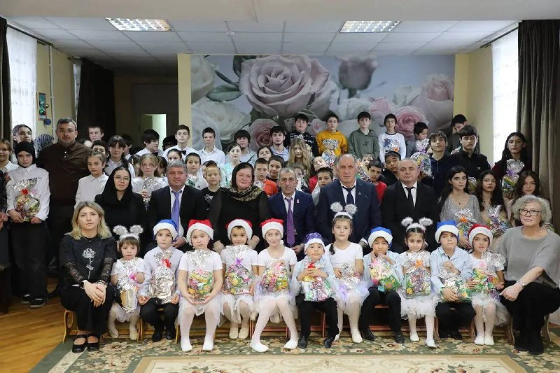 🎅 Абдулмуслим Абдулмуслимов поздравил воспитанников социально-реабилитационного центра Махачкалы с Новым Годом фото