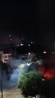 דחוף: צבא הכיבוש יורה מאסיבית פצצות גז מדמיע במהלך ההסתערות על פאתי הכפר "אל-מוג'יר" מצפון מזרח לרמאללה, במ…
