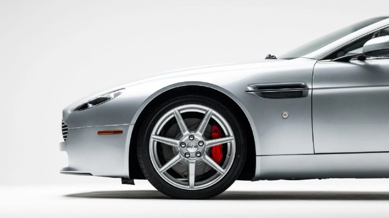 Астон Мартин V8 Vantage теперь стоит как подержанный Порше Кайман S, но обслужив