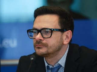 Политик Илья Яшин отказался от поездки в Ереван во время выборов из-за «физической угрозы»Яшин сообщил, что не поедет в Ереван, где 20 сентября собирался принять участие в акции «Полдень за мирную» Россию возле российского посольства. Об этом он сообщил в 