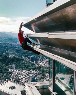 Знаменитый американский скалолаз Алекс Хоннольд совершил восхождение без страховки на 101-этажный небоскрёб Тайбей 101. Всё это транслировалось в прямом эфире на Нетфликсе. Высота здания в столице Тайваня составляет около 500 метров, а на прохождение маршр