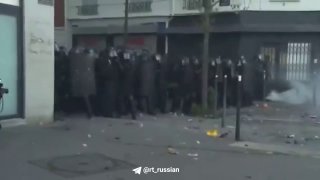 מפגינים בפריז הטילו על כוחות הביטחון בקבוקי תבערה. מספר שוטרים עלו באש. אין מידע על מצבם חדשות. עד מקסימום.