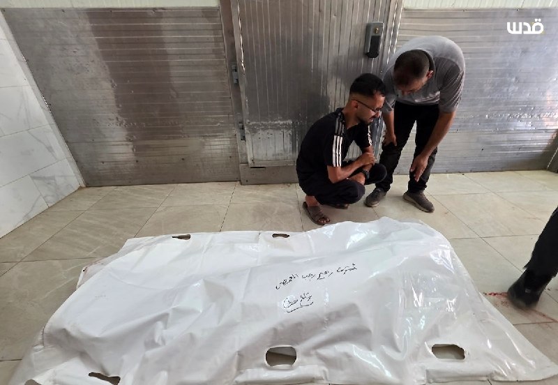 פרידה עצובה משני הרוגים שנכנסו לתקיפה האווירית עם מזל"ט כיבוש שכוון לאוהל באזור אל-מאוואסי בחאן יונס, דרומי…