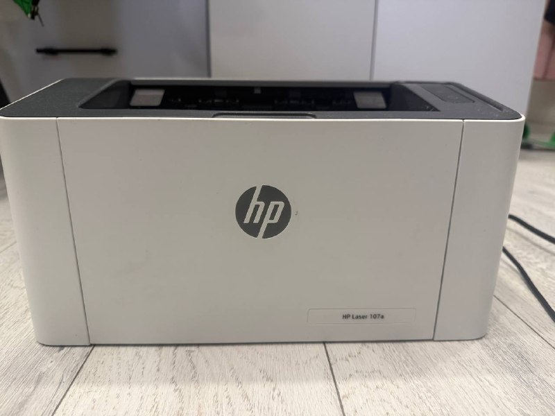 Лазерный принтер HP Laser 107a. Состояние отличное, год выпуска 2023. Картридж заправлен полностью, — фото 1