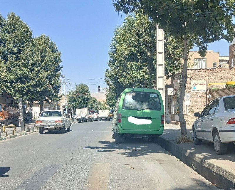 پایگاه خبری هاژه: 🔴 دەنگی خەڵک//بۆ سرنجی کاربەدەستان؛ ئەو وەنە چەند ساڵە بە تەگەری پەنچەرەوە لە شەقامی قەرەباڵغی نزیک چوارڕێی مەولەوی تەنی