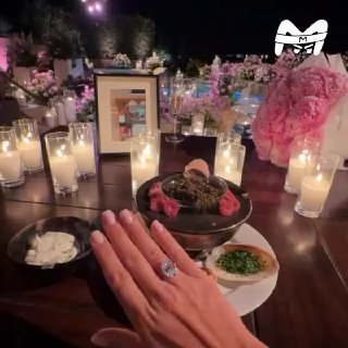 $3 млн — примерно столько стоит помолвочное кольцо Арины Соболенко, которое ей сегодня вручил бразильский бизнесмен с греческими корнями Георгиос Франгулис.По нашим данным, украшение королевы фут-фетишистов весит не меньше 16 карат. Для понимания, колечко 