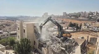 הכיבוש הורס בניין מגורים למשפחת "אבו ג'ומה" בתוך העיירה אל-תור בירושלים הכבושה.