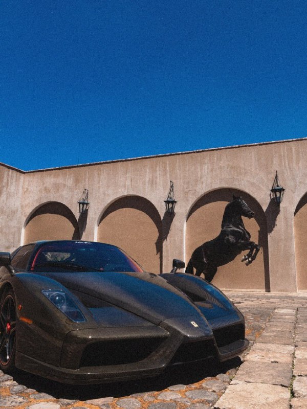 В Мексике пересобрали логотип Ferrari в реальности — фотограф снял углеродный Ferrari Enzo рядом с н 3