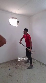 כוחות ישראל מאלצים את אלמקדסי "פאואז אלרג'בי" להרוס את ביתו, בעיירה בית חנינא
