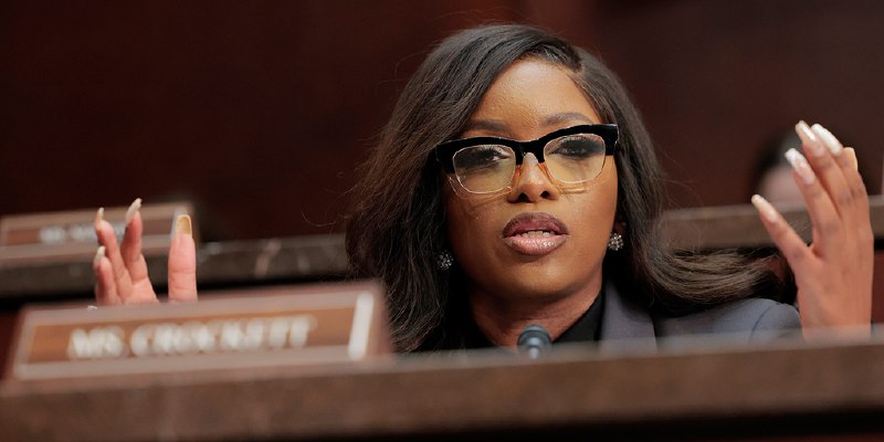Crockett suggests Democrats looking to run 'safest White boy' in 2028, hints at specific candidate