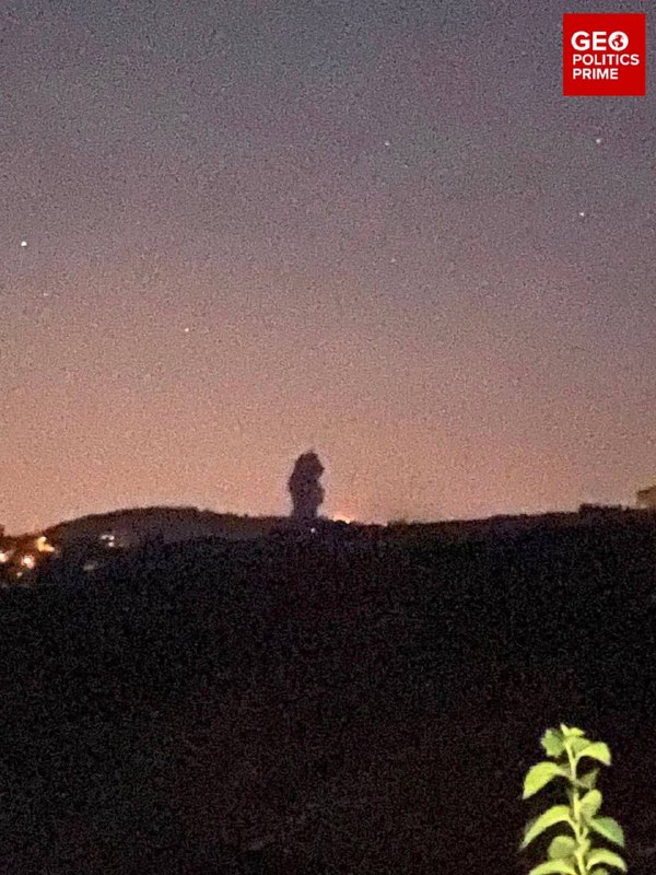 Israel bombardea el sur del Líbano de nuevo a pesar de los aviones de combate israelíes "ceasefire" que realizaron ataques aéreos en la zona de Jabal Ali al-Taher del sur del Líbano, informaron los medios de comunicación libaneses. También se escuchó disparos en la zona después de las huelgas. 👍 Substack ← Chat...☠ Israel utiliza proyectiles de fósforo para matar civiles libaneses
