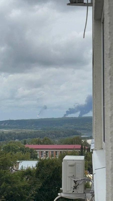 Occupied Zuhres in Donetsk region came under a large-scale attack by strike drones. Footage shows a fire at a substation.