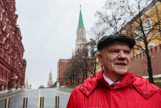 Зюганов заявил о большом количестве средств на вкладах у россиян. Позже он отметил, что не предлагает их изымать🔵 Изначальное высказывание. На счетах российских банков находятся 67 трлн рублей вкладов граждан и 63 трлн рублей средств предприятий — всего ок