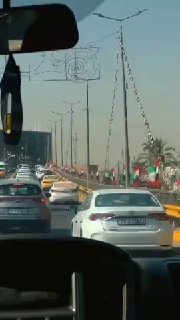 🎦 מבט על דגלי איראן ועיראק ברחובות עיראק כדי לקבל בברכה את הלוויתו של המנהיג ההרוג