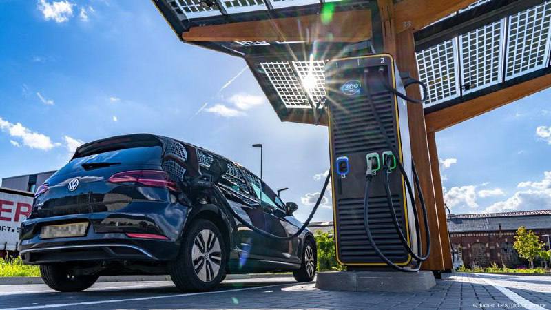 Треть жителей Германии избегает поездов из-за ненадежности. Автомобили все популярнее Согласно свежему исследованию страховой компании Huk-Coburg, 35% респондентов стараются "по возможности избегать поездок на поезде". Людей спросили, изменились ли их отно