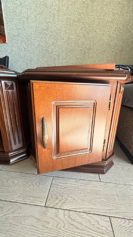 Две прикроватные тумбочки в так себе состоянии (надо ремонтировать). Самовынос, самовывоз (Орби, где — фото 1