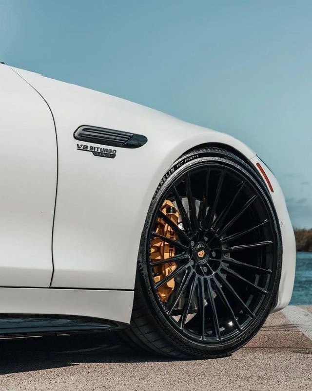 Новый SL 63 AMG 4MATIC+ 4.0-L V8 BITURBO 585 л.с. 0-100 км/ч 3,5 сек 2
