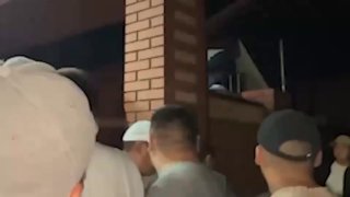 Больше ста волонтеров и местных жителей штурмовали дом по наводке ясновидящей, чтобы найти пропавших девочек в Туве — та сообщила, что якобы там находятся дети.12-летние Айлана и Амина вышли из дома 1 июля около 18:00 и не вернулись. На берегу Енисея нашли