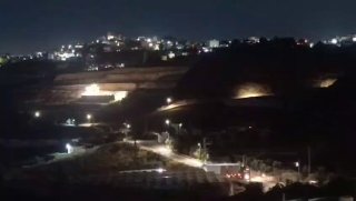 דחוף: הכיבוש מביא בתים ניידים נוספים למאחז ההתנחלויות החדש שהוקם על אדמות פלסטיניות ממזרח לעיירה אידנא, ממע…