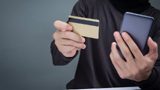 ЦБ РФ расширил список подозрительных признаков при банковских переводахБанки будут проверять транзакции, если:• Прямо перед переводом зафиксирована смена номера на «Госуслугах»• На устройстве клиента обнаружен вредоносный софт, изменена ОС устройства или и